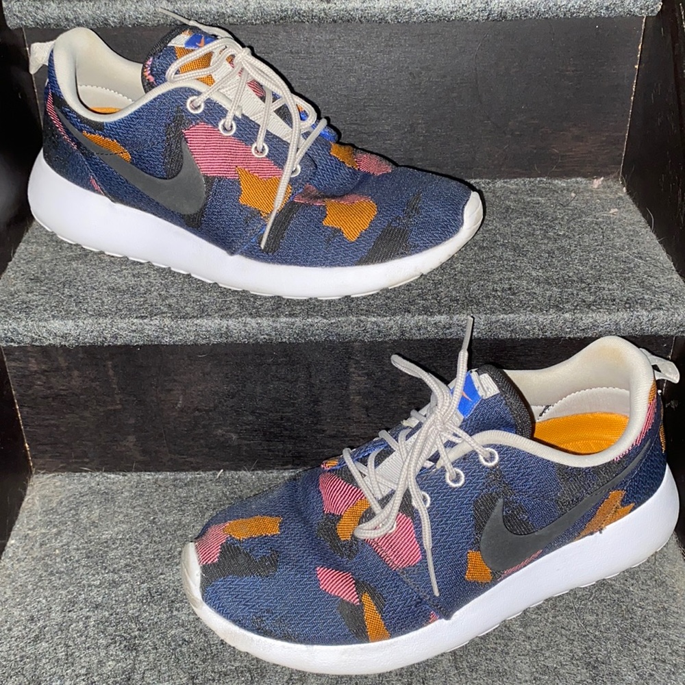 Size 6 womens nike walking shoes
